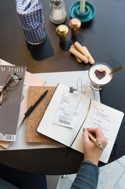 Logotrade Werbeartikel das Foto: Kork A5 Notizbuch mit Bambus Stift und Stylus