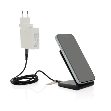 Logotrade Werbegeschenke das Foto: VoltPerch 15W magnetischer Wireless Charger aus RCS rec. ABS