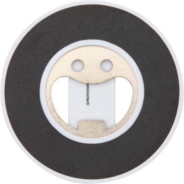 Logotrade Werbeartikel das Foto: Ain Magnetische Smartphonehalterung  aus recyceltem Kunststoff mit Flaschenöffner