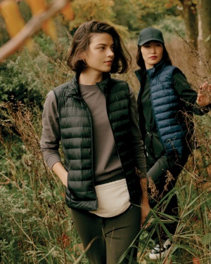 Logotrade ärikingituse foto: Iqoniq Meru naiste taaskasutatud polüestrist vest