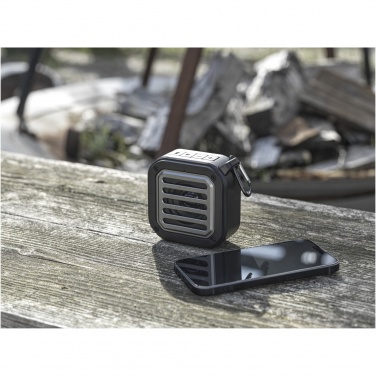 Logotrade mainoslahja tuotekuva: Solo 3 W:n IPX5 RCS -kierrätetystä muovista valmistettu, aurinkoenergialla toimiva Bluetooth®-kaiutin jousihaalla 