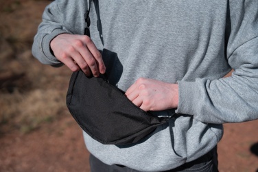 Logotrade mainoslahja tuotekuva: Crescent AWARE™ RPET puolikuun muotoinen crossbody -laukku