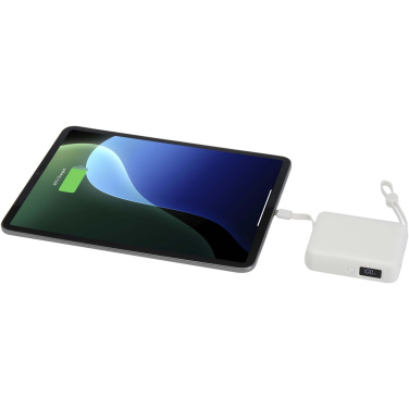 Logotrade dovana nuotrauka: „Acrux“ 10 000 mAh 35 W planšetinio kompiuterio išorinė baterija su integruotu C tipo laidu – pagaminta iš perdirbto plastiko