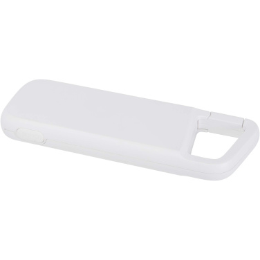 Logotrade dovana nuotrauka: „Alkes“ 5000 mAh 12 W perdirbto plastiko vandeniui atspari išorinė baterija su karabinu