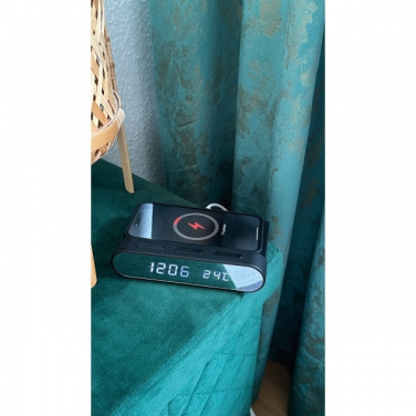 Logotrade dāvanas foto: Modinātājs un bezvadu lādētājs ADELAIDE