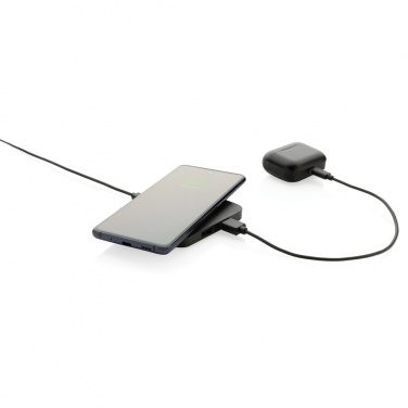 Logotrade presentreklam bild: 10W trådlösa laddare m. USB portar RCS återvunnen plast