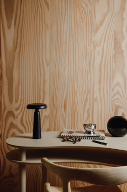 Logotrade profilreklam bild: VINGA Avery RCS bordslampa