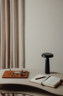 Logotrade profilreklam bild: VINGA Avery RCS bordslampa