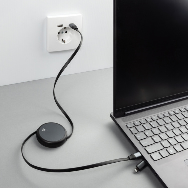 Logotrade profilprodukter bild: Terra RCS återvunnen aluminium 240W utdragbar 2-i-1 kabel